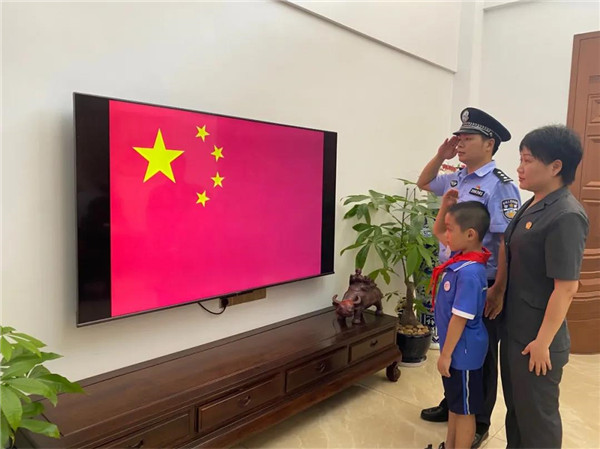 “向国旗敬礼”